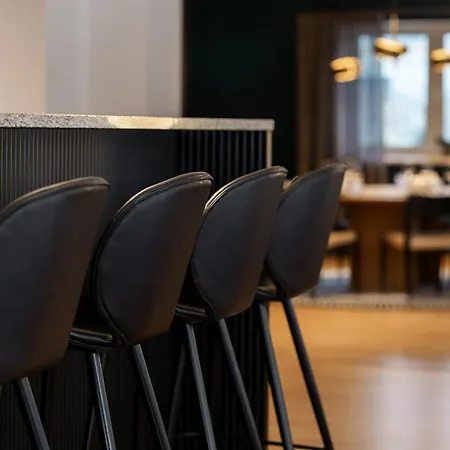 Luxury With 6 Bedrooms & Pool Etc *