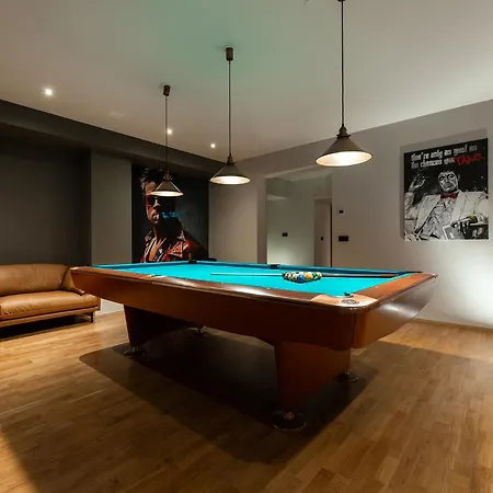 Luxury With 6 Bedrooms & Pool Etc 别墅 *