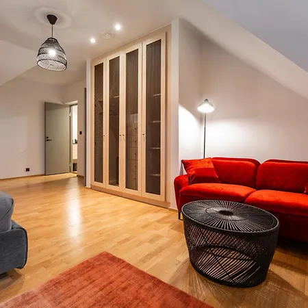 Luxury With 6 Bedrooms & Pool Etc *
